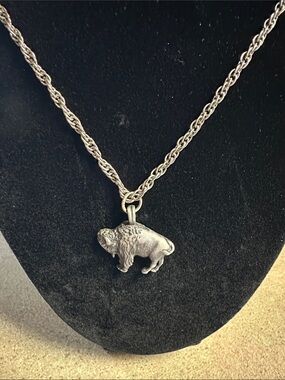 Vintage 1970’s Avon American  Buffalo Pendant Necklace